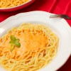 Spaghetti z sosem z pieczonej papryki i sera koziego