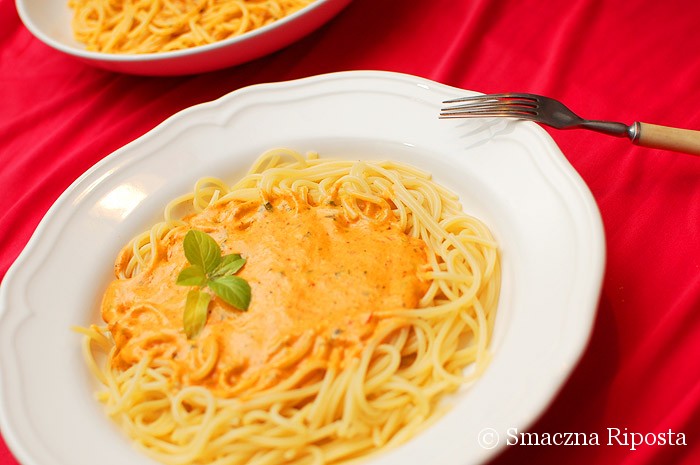 Spaghetti z sosem z pieczonej papryki i sera koziego