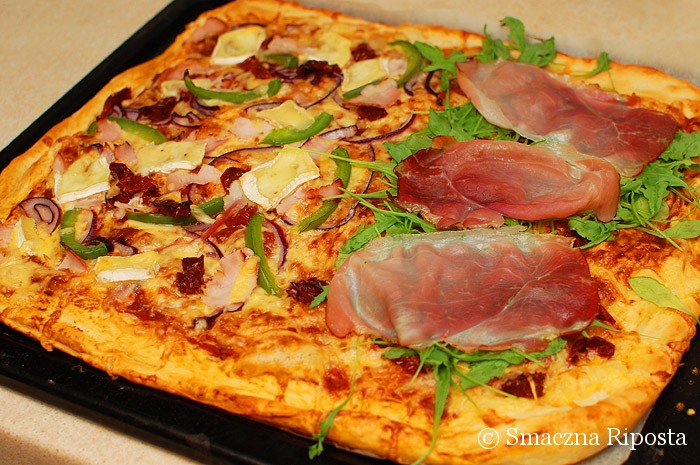 Pizza pół na pół: rukola, szynka szwarcwaldzka kontra brie, schab i papryka