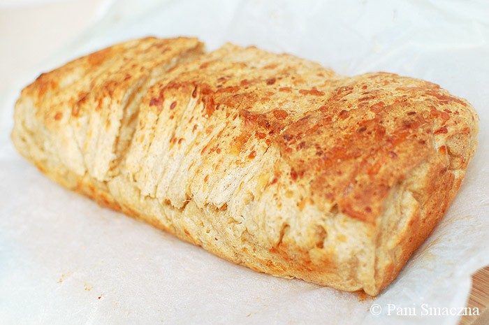 Pyszny chleb do odrywania z cheddarem