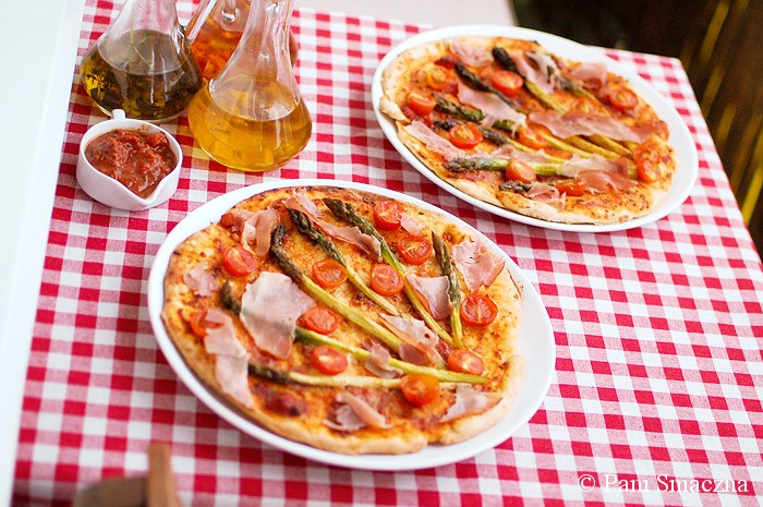 Pizza na cienkim spodzie z zielonymi szparagami, szynką szwarcwaldzką i pomidorkami cherry