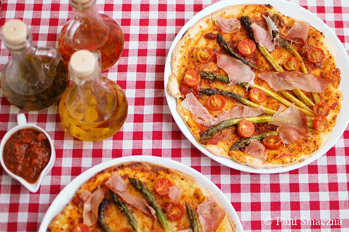 Pizza na cienkim spodzie z zielonymi szparagami, szynką szwarcwaldzką i pomidorkami cherry