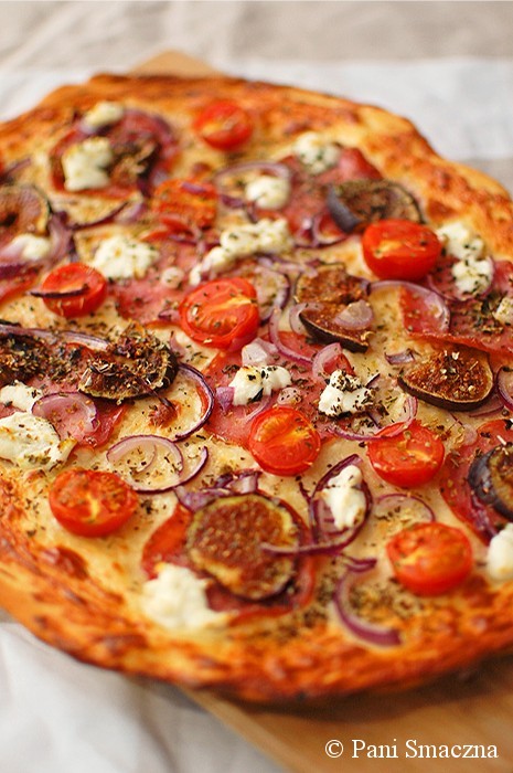 Pizza na cienkim spodzie z kindziukiem, świeżymi figami i kozim serem