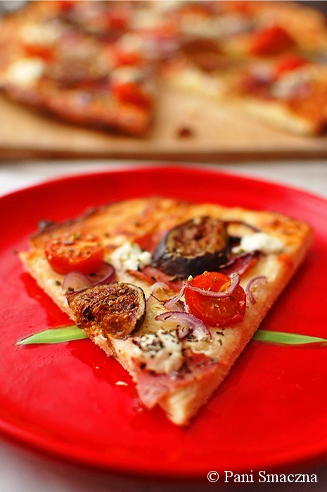 Pizza na cienkim spodzie z kindziukiem, świeżymi figami i kozim serem
