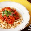 Pomidorowe tagliatelle z chorizo i krewetami
