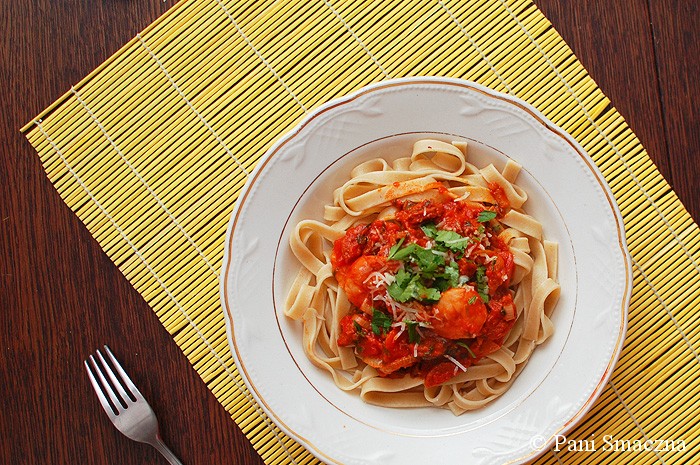 Pomidorowe tagliatelle z chorizo i krewetami