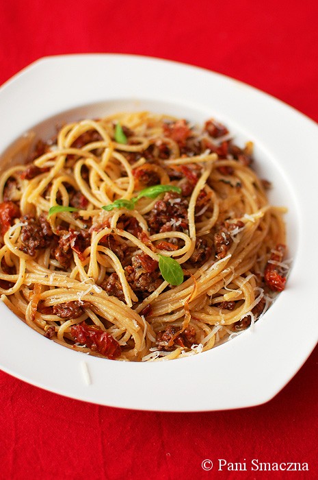 Spaghetti z wołowiną i suszonymi pomidorami