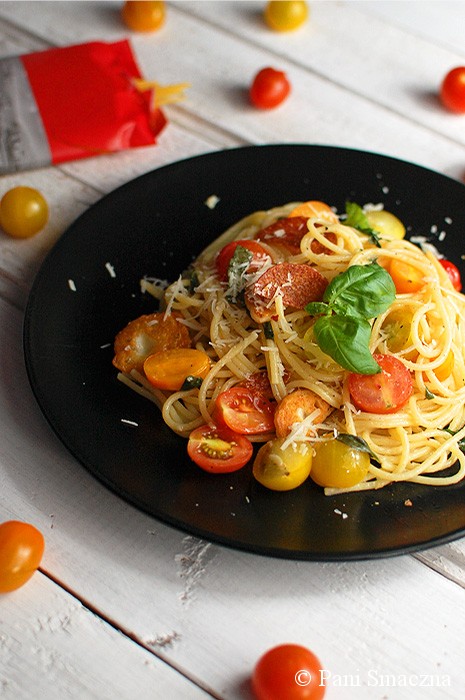 Spaghetti z kolorowymi pomidorkami, Grana Padano i chipsami z salami