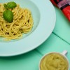 Spaghetti z kremem orzechowo – bazyliowym z kozim twarożkiem