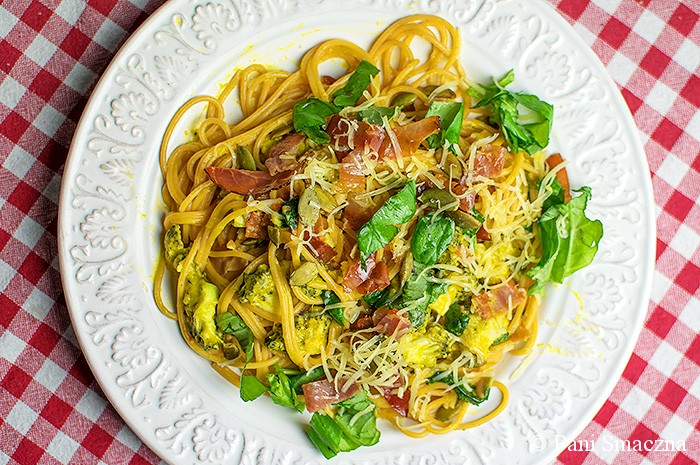 Spaghetti z sosem dyniowo-kozim , szynką szwarcwaldzką, brokułami i chrupiącymi pestkami